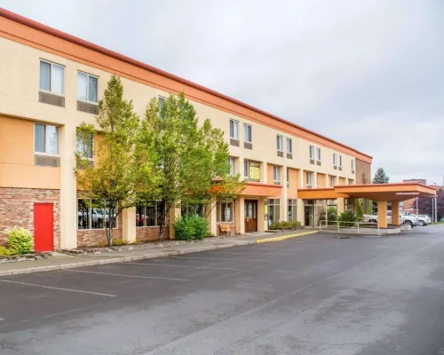 Clarion Hotel & Suites Riverfront Hotels in Oswego