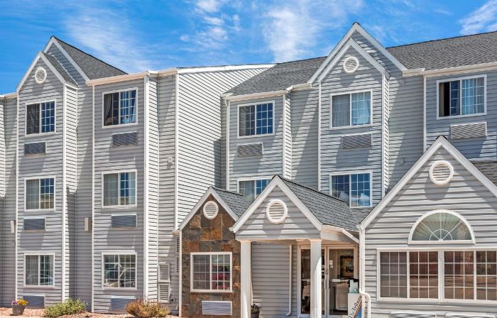 Days Inn and Suites by Wyndham Greeley