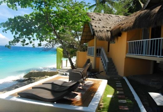 씨파리 리조트 오슬롭의 야외 수영장과 바다 전경