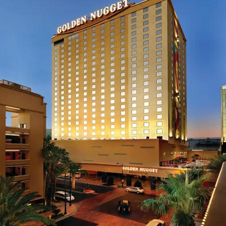 Golden Nugget Las Vegas Отели рядом с достопримечательностью «Тренировочное поле для гольфа Desert Pines»