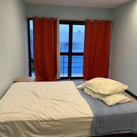 Studio Sleeps 2 with Free Parking