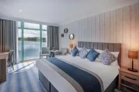 De Vere Cotswold Water Park - bar