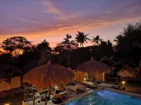 Glamping Alona - مسبح