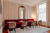 The Earl Hotel Leeson Street, Sonder