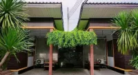 Kidthuengpark Hotels near Wat Trairat Wanaram