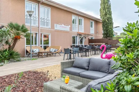 Best Western Plus Hyères Côte d'Azur Отели рядом с достопримечательностью «Le château Forbin»