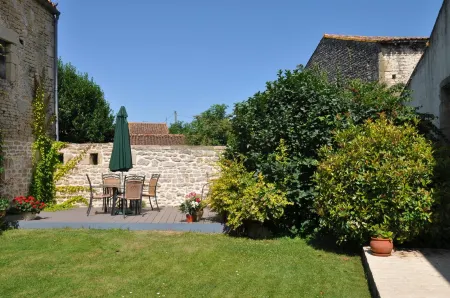 Hôtel du Donjon Отели в г. Пурсе-Гарно