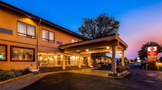 Best Western Plus Ottawa Kanata Hotel  Conference Centre Hotel berhampiran Britannia Yacht Club