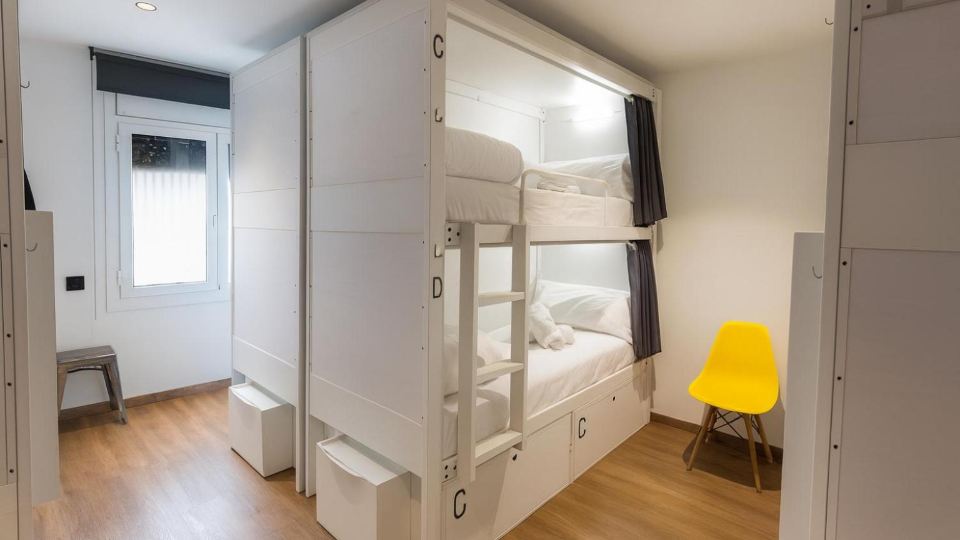 Airhostel Barcelona Airport 24h
