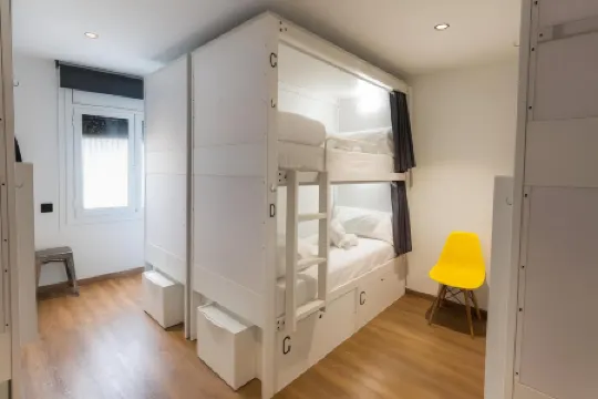 Airhostel Barcelona Airport 24h