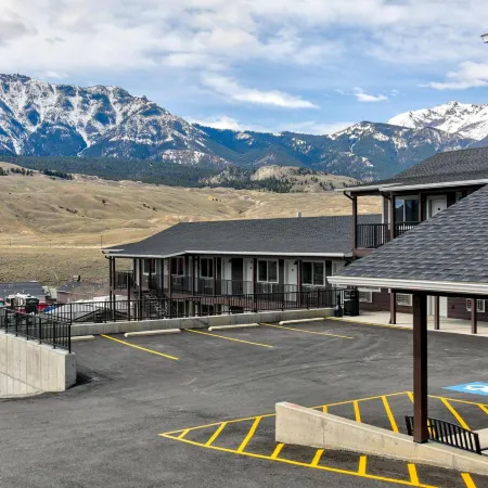 Roosevelt Hotel - Yellowstone