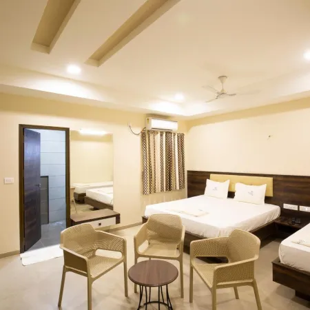 Ponnis Hotel