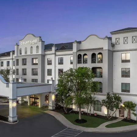 Courtyard San Antonio SeaWorld®/Westover Hills Отели рядом с достопримечательностью «Аквапарк Акватика в Сан-Антонио»