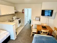 88 Wallace Court Motel - Motels