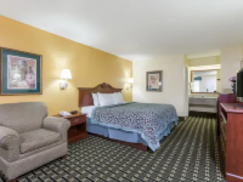 Days Inn & Suites by Wyndham Warner Robins Near Robins AFB Hotels in Warner Robins