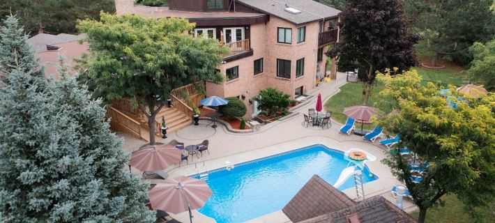 Newton Villa Hotels in Brampton