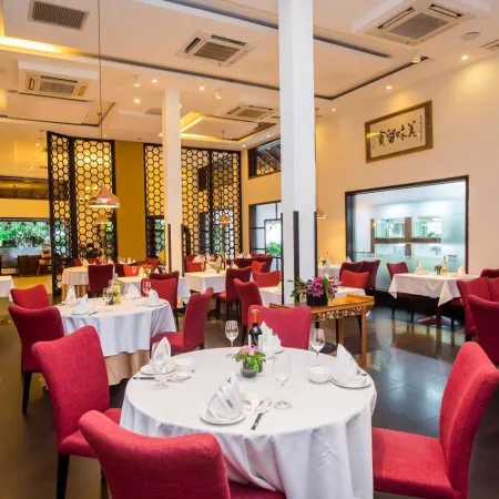Almond Hotel Sothearos Отели рядом с достопримечательностью «Торговый центр Aeon»