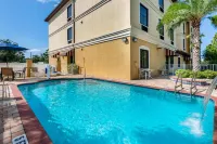 Comfort Inn & Suites Northeast - Gateway - Beach