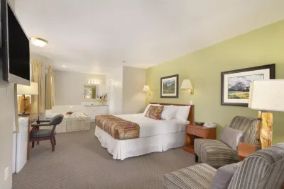 Travelodge by Wyndham Golden Sportsman Lodge Hotel dekat Okanagan Regional Library Golden Branch