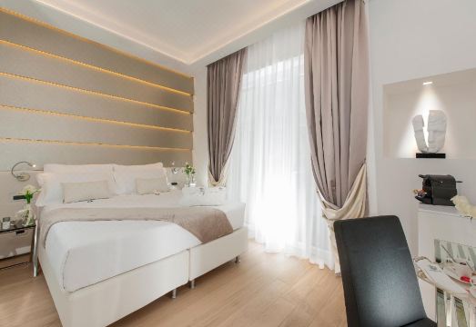 바티칸 스타일의 객실 내부 및 조식 서비스 예시