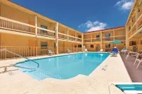 Baymont by Wyndham Lubbock - Downtown Civic Center - piscina