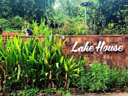 Charn Mai Chai Lay Отели рядом с достопримечательностью «Wat Pradu Riang School»