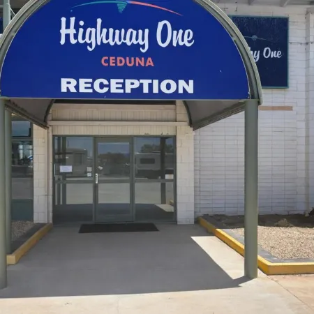Highway One Motel Отели в г. Сидана