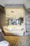 Monte Carlo Inn Airport Suites - Hot Tub