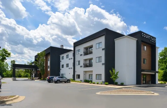 底特律烏蒂卡萬怡酒店