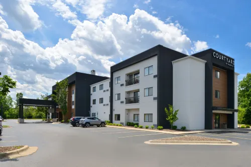 底特律烏蒂卡萬怡飯店