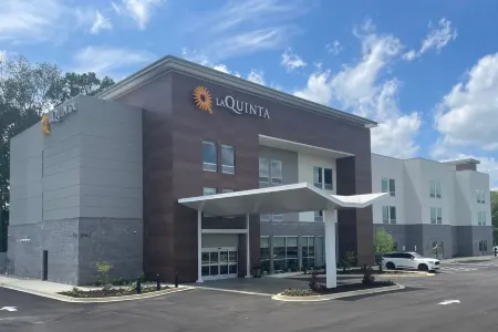 La Quinta Inn & Suites by Wyndham Olive Branch Отели рядом с достопримечательностью «Pink Coconut Boutique»