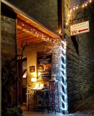 A' la Table du Sommelier Chambres D Hôtes & Restaurant Отели в г. Bard
