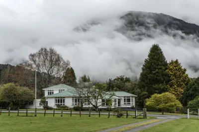 Rainforest Motel Hotels near West Coast Glacier