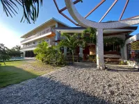 Cerca Parola Beach Resort Hotels in Lobo