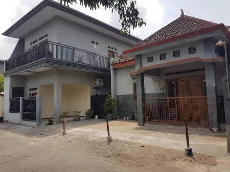 Selaras Kost Syariah Отели в г. Peterongan