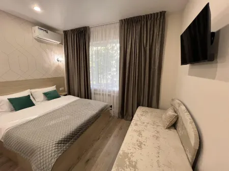 Мира Отели рядом с достопримечательностью «Храм Иконы Казанской Божией Матери»