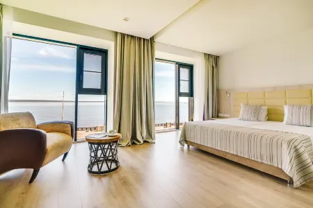 Фрегат Петрозаводск Отели рядом с достопримечательностью «Памятник Петру I»