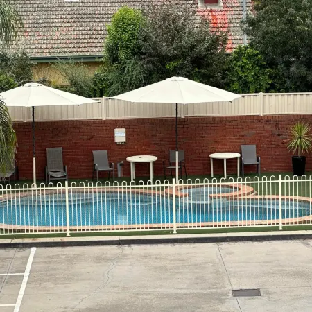 Courtyard Motor Inn