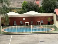 Courtyard Motor Inn - Pools