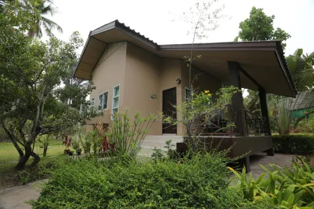 Bannsuanrachawadee Resort Отели рядом с достопримечательностью «Wat Chiang Ei Si Mongkol Wararam»