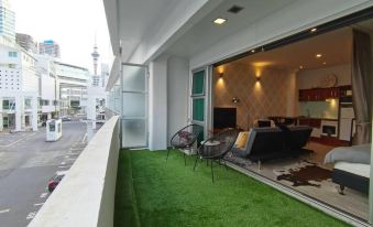 Viaduct Apartment with a Balcony by Zodiak Stays