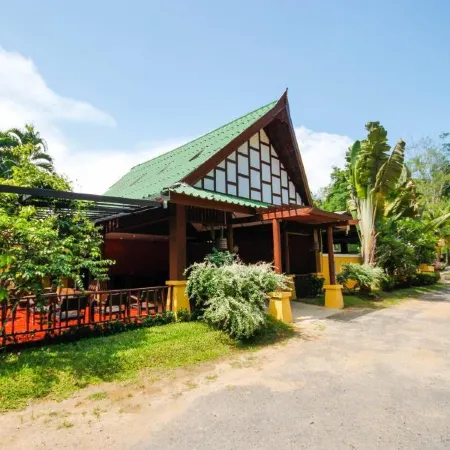 Baan Panwa Resort Отели рядом с достопримечательностью «Смотровая башня Khao-Khad»