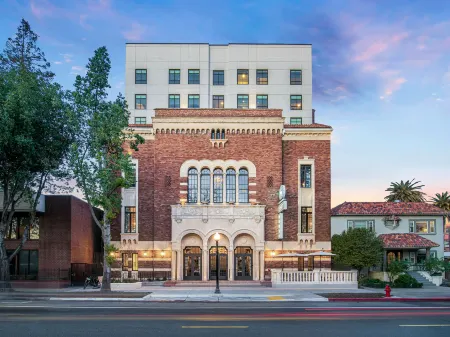 Hyatt House Sacramento/Midtown Отели рядом с достопримечательностью «McClatchy Library»