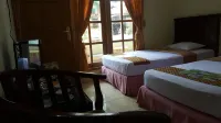 Putri Duyung Guest House Hotels in Karangpandan