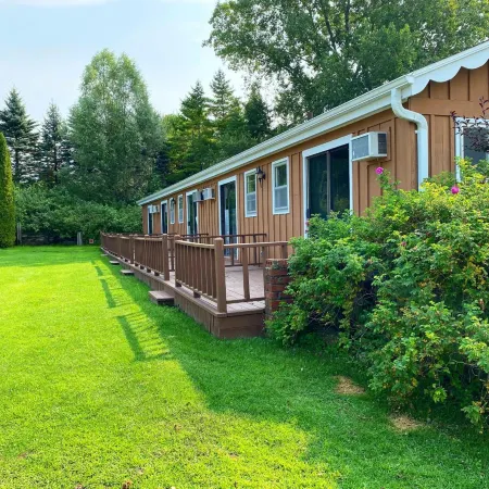 The River Hills Motel - Algoma, WI - Near Door County