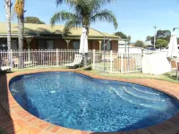 Regency Court Motel - Pool
