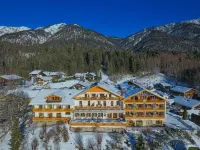 Romantik Alpenhotel Waxenstein Hotels in 