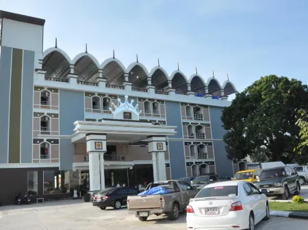 Queen Palace Hotel Отели рядом с достопримечательностью «King Taksin The Great Roundabout»
