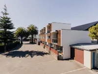 Sumner Bay Motel Hotels near Sumner