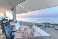 Lani's Suites de Luxe - Adults Only - فطور